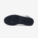 Air Jordan 1 Mid クラシックな赤と白のスニーカー 赤と白の配色のAir Jordan 1 Mid - レトロバスケットボールスニーカー