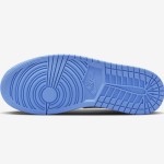 エアジョーダン 1 ハイ OG “UNC Toe” DZ5485-400 - クラシックなUNCブルー限定版スニーカー 青、黒、白のプレミアムレザー素材を使用したエアジョーダン 1 ハイ OG “UNC Toe” DZ5485-400 の横からのビュー