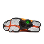 エアジョーダン 13 レトロ「スターフィッシュ」スニーカー - ホワイトとオレンジのデザイン エアジョーダン 13 レトロ「スターフィッシュ」414571-108、ホワイトレザーのアッパーとオレンジスエードのオーバーレイ