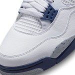 Air Jordan 4 Retro Midnight Navyスニーカー 白いレザーとネイビーアクセントのAir Jordan 4 Retro Midnight Navyスニーカー