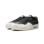 Air Jordan 4 RM "Black Sail" FQ7939-001 - ローカットストリートウェアスニーカー Air Jordan 4 RM "Black Sail" FQ7939-001 ブラックとホワイトのローカットスニーカー