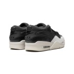Air Jordan 4 RM "Black Sail" FQ7939-001 - ローカットストリートウェアスニーカー Air Jordan 4 RM "Black Sail" FQ7939-001 ブラックとホワイトのローカットスニーカー