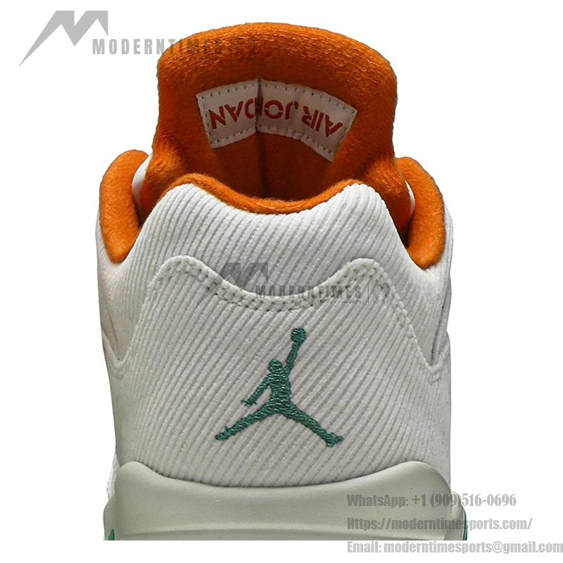 Air Jordan 5 Low Golf CW4204-100 白いコーデュロイスニーカー 緑とオレンジのアクセント付き