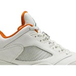 Air Jordan 5 Low Golf CW4204-100 白いコーデュロイスニーカー 緑とオレンジのアクセント付き