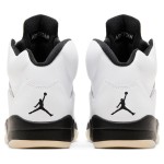 Air Jordan 5 Retro ホワイトレザーのスニーカー ブラックアクセントとクリアソール