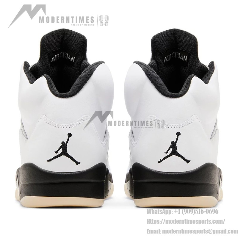 Air Jordan 5 Retro ホワイトレザーのスニーカー ブラックアクセントとクリアソール