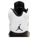 Air Jordan 5 Retro ホワイトレザーのスニーカー ブラックアクセントとクリアソール