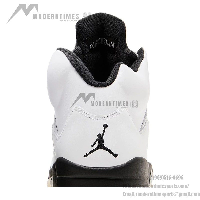 Air Jordan 5 Retro ホワイトレザーのスニーカー ブラックアクセントとクリアソール