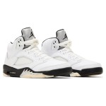 Air Jordan 5 Retro ホワイトレザーのスニーカー ブラックアクセントとクリアソール