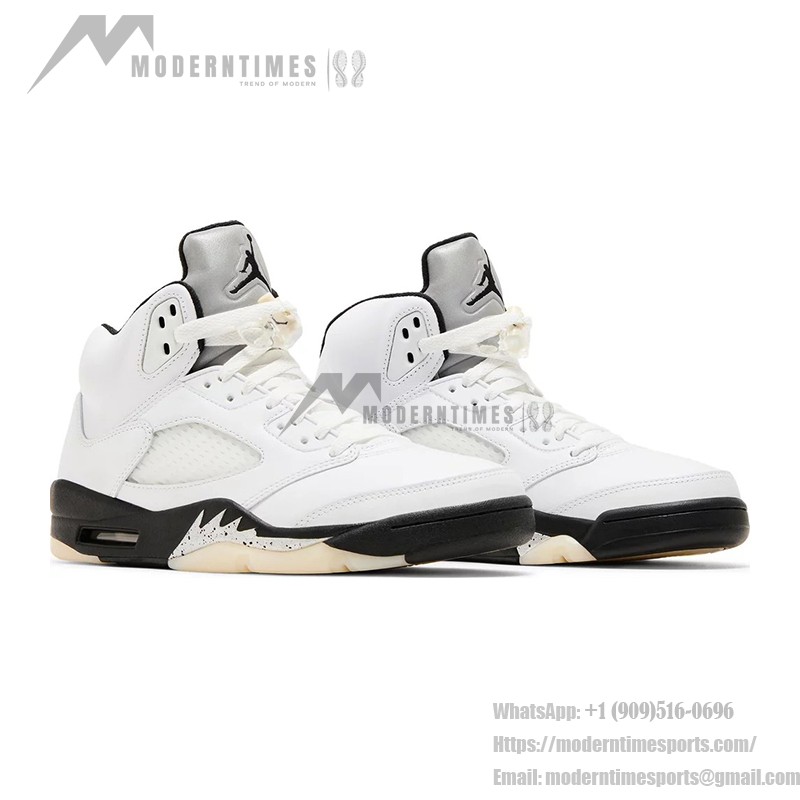 Air Jordan 5 Retro ホワイトレザーのスニーカー ブラックアクセントとクリアソール