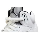 Air Jordan 5 Retro ホワイトレザーのスニーカー ブラックアクセントとクリアソール