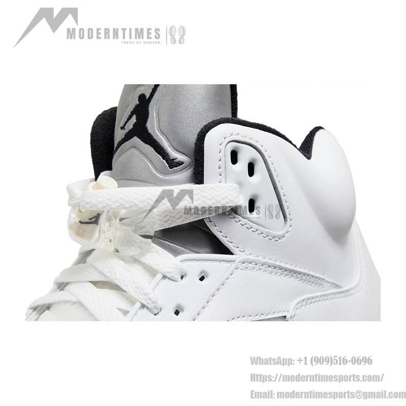 Air Jordan 5 Retro ホワイトレザーのスニーカー ブラックアクセントとクリアソール