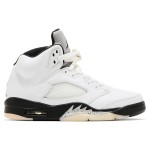 Air Jordan 5 Retro ホワイトレザーのスニーカー ブラックアクセントとクリアソール