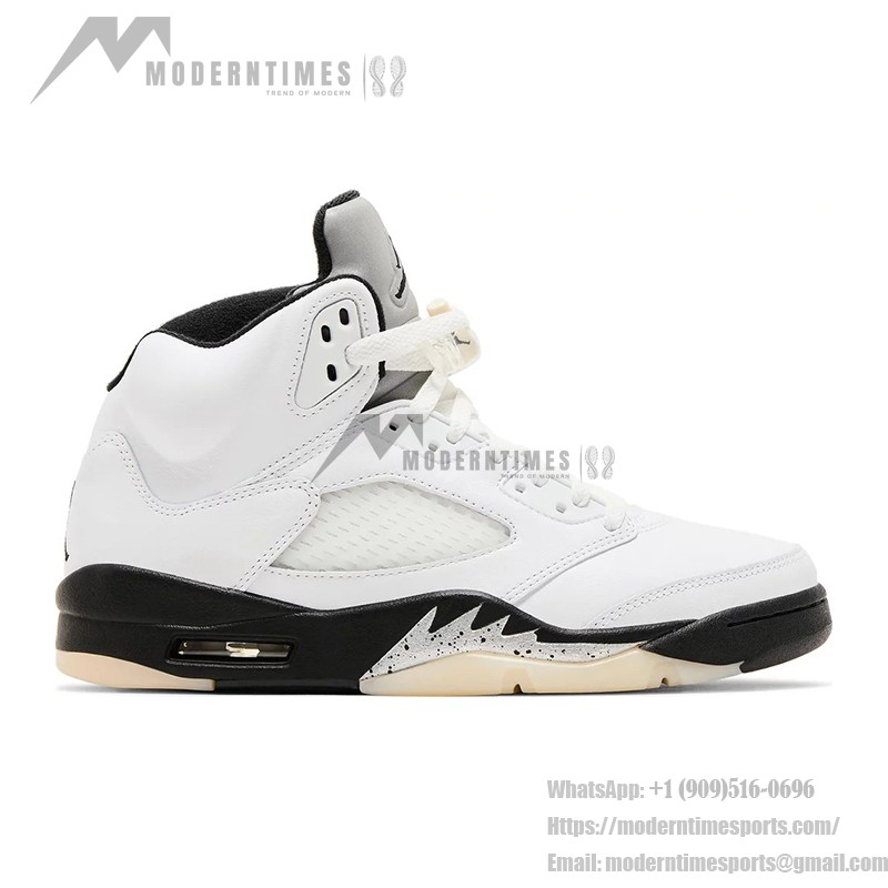 Air Jordan 5 Retro ホワイトレザーのスニーカー ブラックアクセントとクリアソール