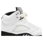 Air Jordan 5 Retro ホワイトレザーのスニーカー ブラックアクセントとクリアソール