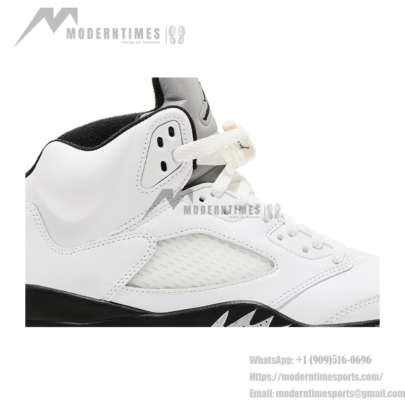 Air Jordan 5 Retro ホワイトレザーのスニーカー ブラックアクセントとクリアソール