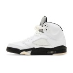 Air Jordan 5 Retro ホワイトレザーのスニーカー ブラックアクセントとクリアソール