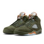 Air Jordan 5 Retro DD0587-308 オリーブグリーンのスエードスニーカー、オレンジのアクセントとリフレクティブタン
