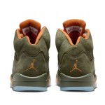 Air Jordan 5 Retro DD0587-308 オリーブグリーンのスエードスニーカー、オレンジのアクセントとリフレクティブタン