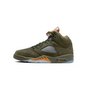 Air Jordan 5 レトロ DD0587-308 - オリーブグリーンのスエードスニーカー、オレンジアクセント & リフレクティブタン