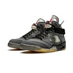 Air Jordan 5 Retro x Off-White CT8480-001 グレースエードスニーカー、反射シュータンと半透明ソール付き