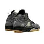 Air Jordan 5 Retro x Off-White CT8480-001 グレースエードスニーカー、反射シュータンと半透明ソール付き