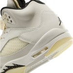 Air Jordan 5 SE レトロ FN7405-100 オフホワイトレザー、斑点入りミッドソール