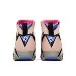 Air Jordan 7 SE "Sapphire" - レトロバスケットボールシューズ Air Jordan 7 SE "Sapphire" DJ2636-204 ピンクとサファイアのハイカットスニーカー