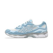 Asics Gel-NYC クリーム アークティックスカイ 1203A383-107 – メッシュ＆スエードのレトロランニングシューズ