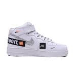 Nike Air Force 1 Mid BQ6474-100 - 足首ストラップ付きのJust Do Itホワイトエディション Nike Air Force 1 Mid BQ6474-100 - Just Do Itグラフィックを施した白いスニーカー