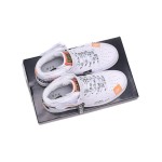 Nike Air Force 1 Mid BQ6474-100 - 足首ストラップ付きのJust Do Itホワイトエディション Nike Air Force 1 Mid BQ6474-100 - Just Do Itグラフィックを施した白いスニーカー
