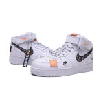 Nike Air Force 1 Mid BQ6474-100 - 足首ストラップ付きのJust Do Itホワイトエディション Nike Air Force 1 Mid BQ6474-100 - Just Do Itグラフィックを施した白いスニーカー