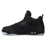 KAWS x エアジョーダン 4 レトロ "ブラック" 930155-001 - 限定版スニーカー プレミアムな素材を使用したオールブラックのKAWS x エアジョーダン 4 レトロ "ブラック" 930155-001 スニーカーの側面図
