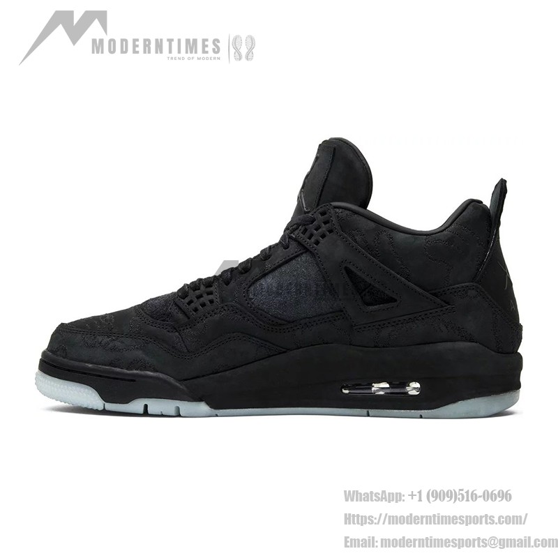KAWS x エアジョーダン 4 レトロ "ブラック" 930155-001 - 限定版スニーカー プレミアムな素材を使用したオールブラックのKAWS x エアジョーダン 4 レトロ "ブラック" 930155-001 スニーカーの側面図