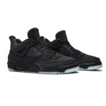 KAWS x エアジョーダン 4 レトロ "ブラック" 930155-001 - 限定版スニーカー プレミアムな素材を使用したオールブラックのKAWS x エアジョーダン 4 レトロ "ブラック" 930155-001 スニーカーの側面図