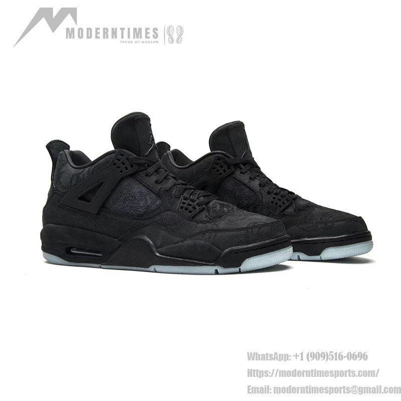 KAWS x エアジョーダン 4 レトロ "ブラック" 930155-001 - 限定版スニーカー プレミアムな素材を使用したオールブラックのKAWS x エアジョーダン 4 レトロ "ブラック" 930155-001 スニーカーの側面図