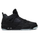 KAWS x エアジョーダン 4 レトロ "ブラック" 930155-001 - 限定版スニーカー プレミアムな素材を使用したオールブラックのKAWS x エアジョーダン 4 レトロ "ブラック" 930155-001 スニーカーの側面図