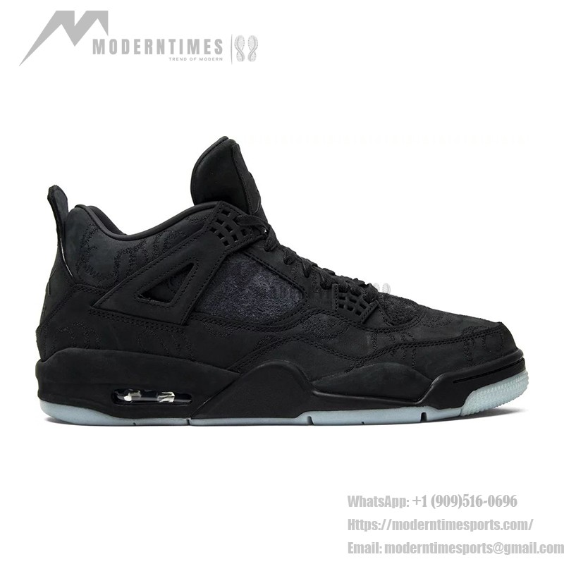 KAWS x エアジョーダン 4 レトロ "ブラック" 930155-001 - 限定版スニーカー プレミアムな素材を使用したオールブラックのKAWS x エアジョーダン 4 レトロ "ブラック" 930155-001 スニーカーの側面図