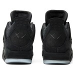 KAWS x エアジョーダン 4 レトロ "ブラック" 930155-001 - 限定版スニーカー プレミアムな素材を使用したオールブラックのKAWS x エアジョーダン 4 レトロ "ブラック" 930155-001 スニーカーの側面図