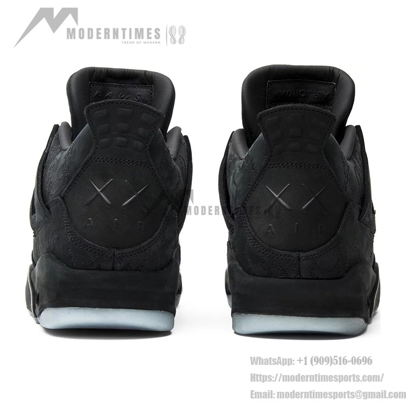 KAWS x エアジョーダン 4 レトロ "ブラック" 930155-001 - 限定版スニーカー プレミアムな素材を使用したオールブラックのKAWS x エアジョーダン 4 レトロ "ブラック" 930155-001 スニーカーの側面図