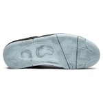 KAWS x エアジョーダン 4 レトロ "ブラック" 930155-001 - 限定版スニーカー プレミアムな素材を使用したオールブラックのKAWS x エアジョーダン 4 レトロ "ブラック" 930155-001 スニーカーの側面図