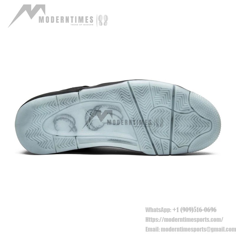KAWS x エアジョーダン 4 レトロ "ブラック" 930155-001 - 限定版スニーカー プレミアムな素材を使用したオールブラックのKAWS x エアジョーダン 4 レトロ "ブラック" 930155-001 スニーカーの側面図