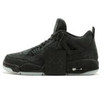 KAWS x エアジョーダン 4 レトロ "ブラック" 930155-001 - 限定版スニーカー プレミアムな素材を使用したオールブラックのKAWS x エアジョーダン 4 レトロ "ブラック" 930155-001 スニーカーの側面図