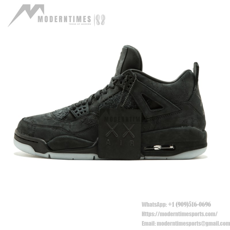 KAWS x エアジョーダン 4 レトロ "ブラック" 930155-001 - 限定版スニーカー プレミアムな素材を使用したオールブラックのKAWS x エアジョーダン 4 レトロ "ブラック" 930155-001 スニーカーの側面図