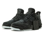 KAWS x エアジョーダン 4 レトロ "ブラック" 930155-001 - 限定版スニーカー プレミアムな素材を使用したオールブラックのKAWS x エアジョーダン 4 レトロ "ブラック" 930155-001 スニーカーの側面図