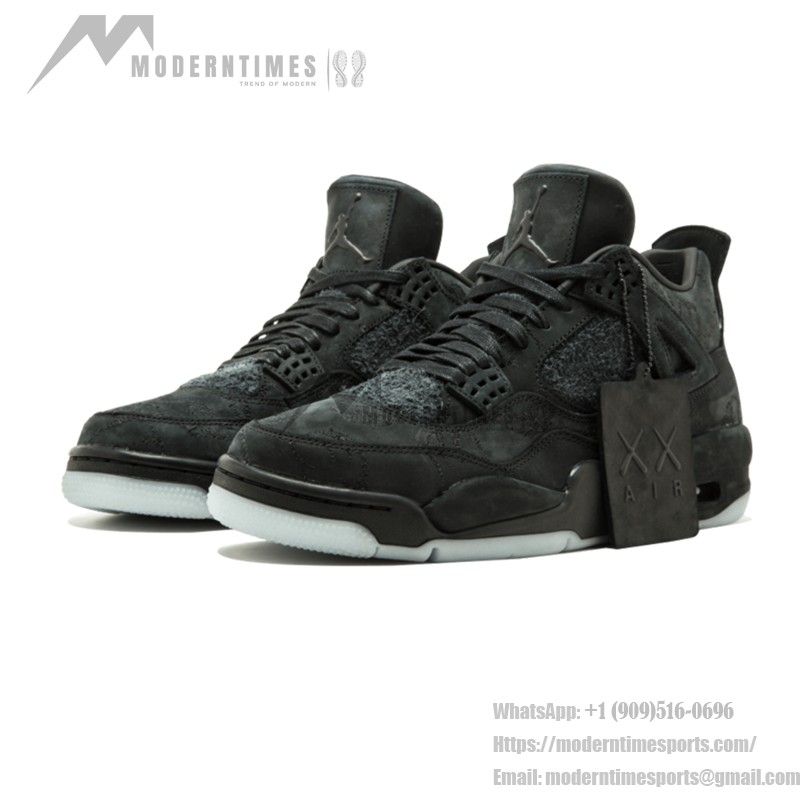 KAWS x エアジョーダン 4 レトロ "ブラック" 930155-001 - 限定版スニーカー プレミアムな素材を使用したオールブラックのKAWS x エアジョーダン 4 レトロ "ブラック" 930155-001 スニーカーの側面図