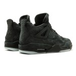KAWS x エアジョーダン 4 レトロ "ブラック" 930155-001 - 限定版スニーカー プレミアムな素材を使用したオールブラックのKAWS x エアジョーダン 4 レトロ "ブラック" 930155-001 スニーカーの側面図