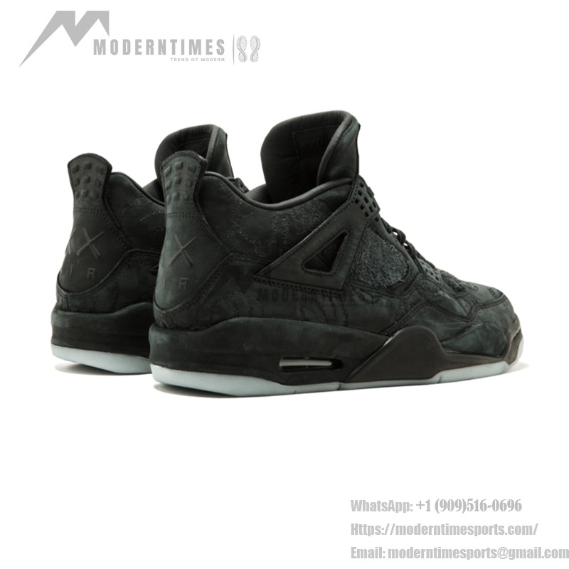 KAWS x エアジョーダン 4 レトロ "ブラック" 930155-001 - 限定版スニーカー プレミアムな素材を使用したオールブラックのKAWS x エアジョーダン 4 レトロ "ブラック" 930155-001 スニーカーの側面図
