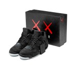 KAWS x エアジョーダン 4 レトロ "ブラック" 930155-001 - 限定版スニーカー プレミアムな素材を使用したオールブラックのKAWS x エアジョーダン 4 レトロ "ブラック" 930155-001 スニーカーの側面図