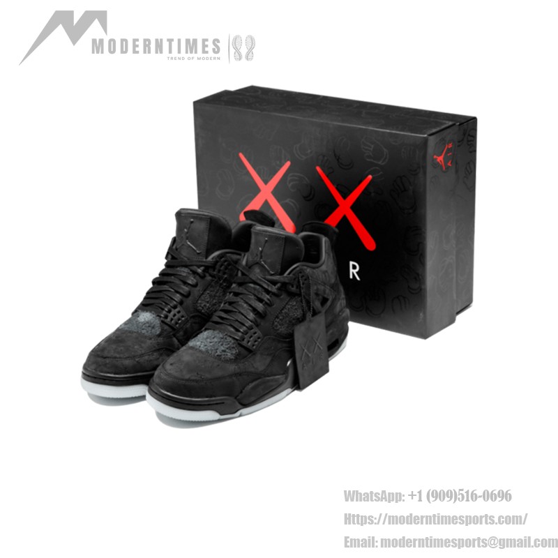 KAWS x エアジョーダン 4 レトロ "ブラック" 930155-001 - 限定版スニーカー プレミアムな素材を使用したオールブラックのKAWS x エアジョーダン 4 レトロ "ブラック" 930155-001 スニーカーの側面図